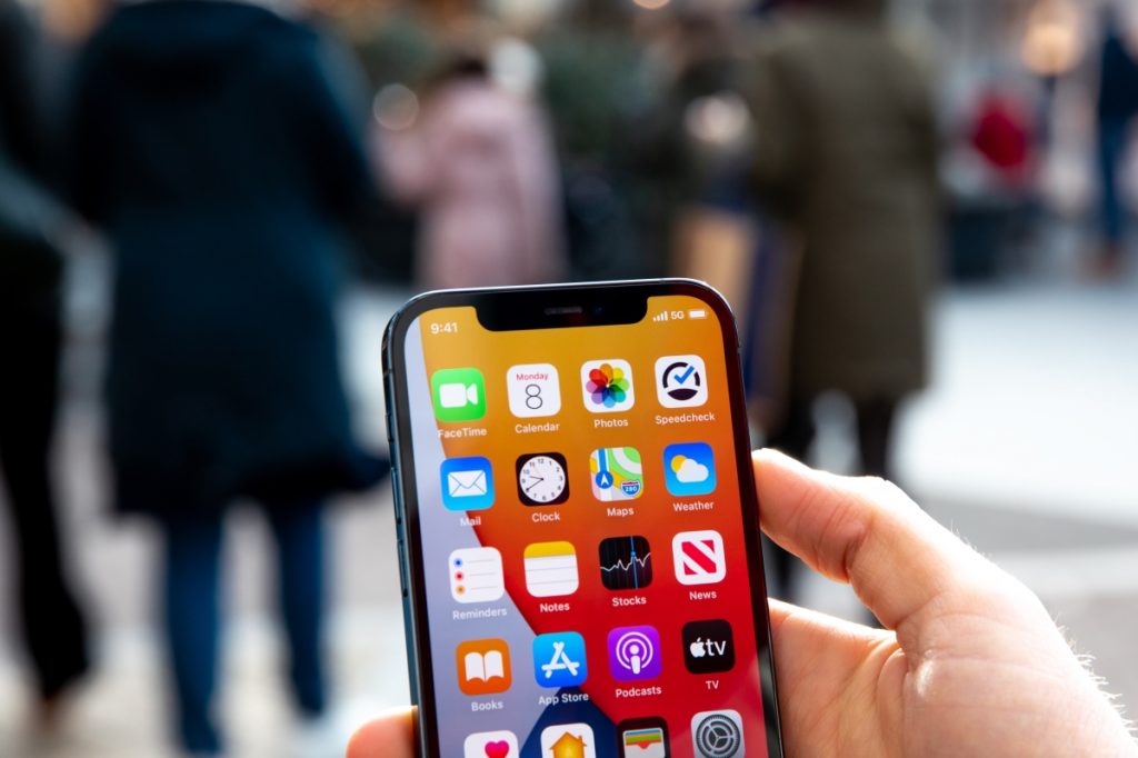 Digital transformation trends 2022 - Image of an iPhone with 5G.